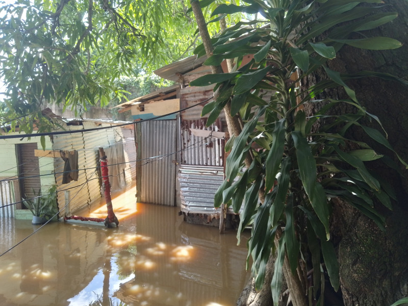 Varia casas continúan inundadas en Brisas del Este, Sabana Perdida