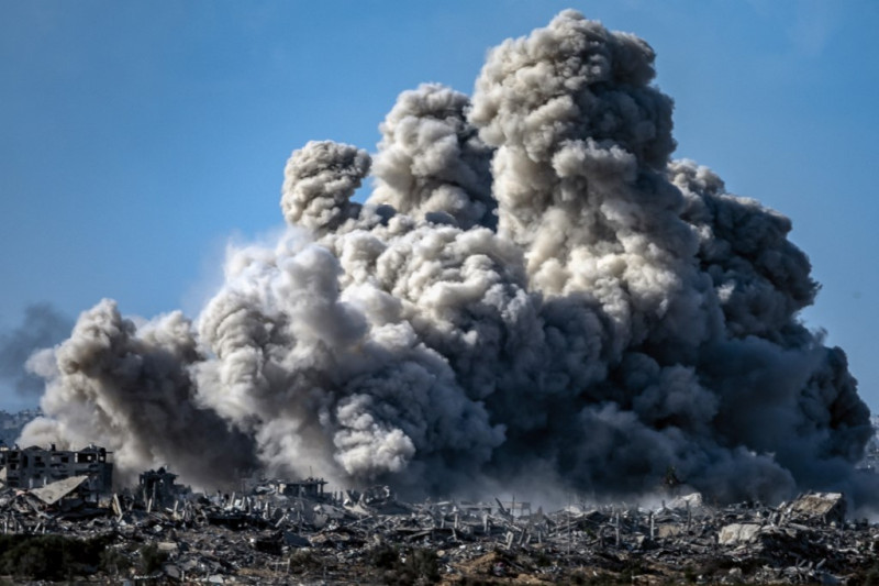 Esta imagen muestra el humo durante un bombardeo israelí sobre el norte del territorio palestino el 21 de noviembre de 2023