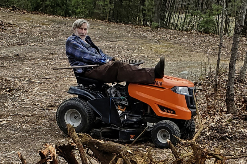 Geoffrey Holt y su tractor cortacésped en Hinsdale, Nueva Hampshire, el 4 de abril de 2020. Foto cortesía de Ed Smith.