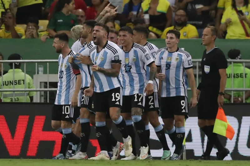 Jugadores del equipo de Argentina celebran durante el partido frente a Brasil.