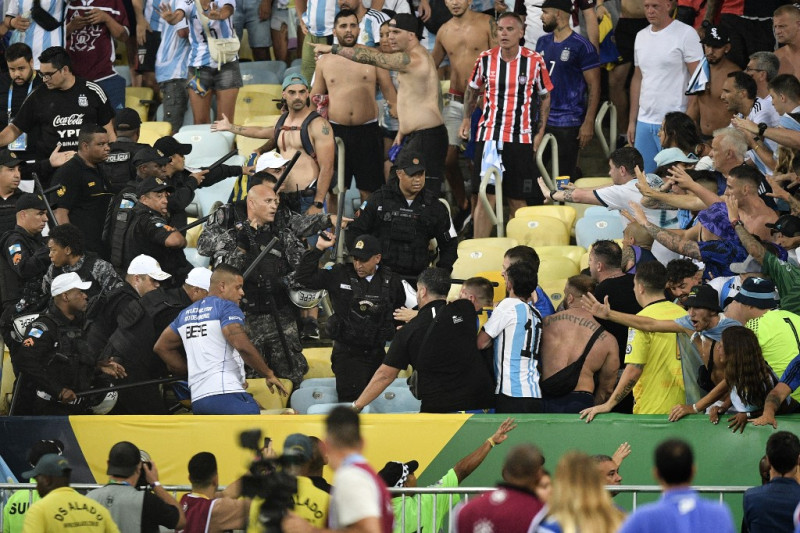 Los fanáticos de Argentina se enfrentan a la policía brasileñ