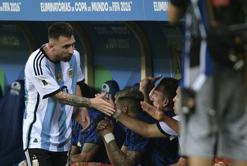 El delantero argentino Lionel Messi saluda a sus compañeros después de abandonar el campo