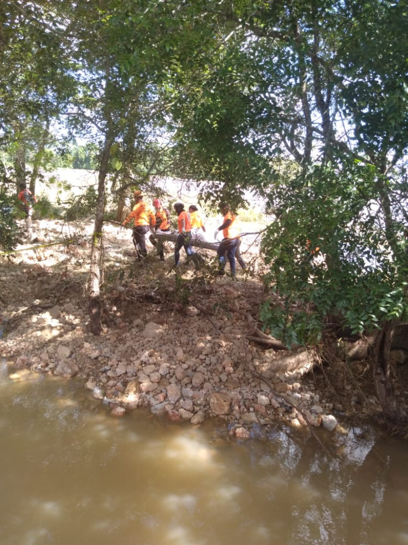 Miembros de la Defensa Civil sacando el cadáver de la joven Rubí Smarlin Duarte del río Yuna