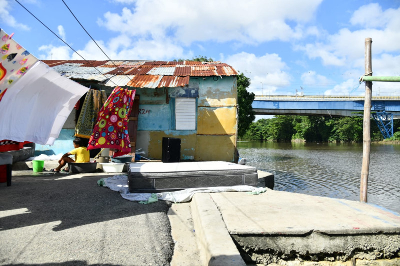 Condiciones en las que viven las familias a orillas del rio Isabela en el sector La Zurza.