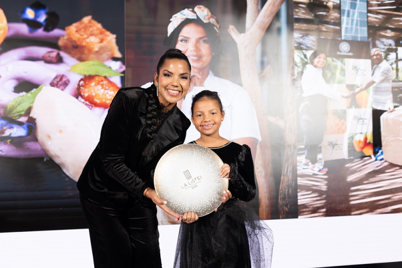 Obtuvo el premio por la promoción de la cocina dominicana. Subió a buscar el galardón con su hija Taína.