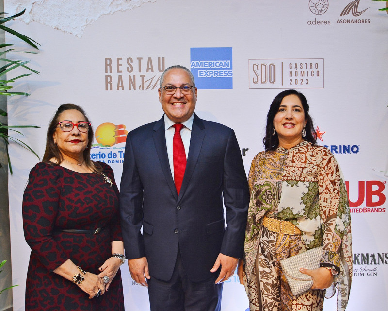 Rosa Santos, Claudio Márquez y Romina León Santos.