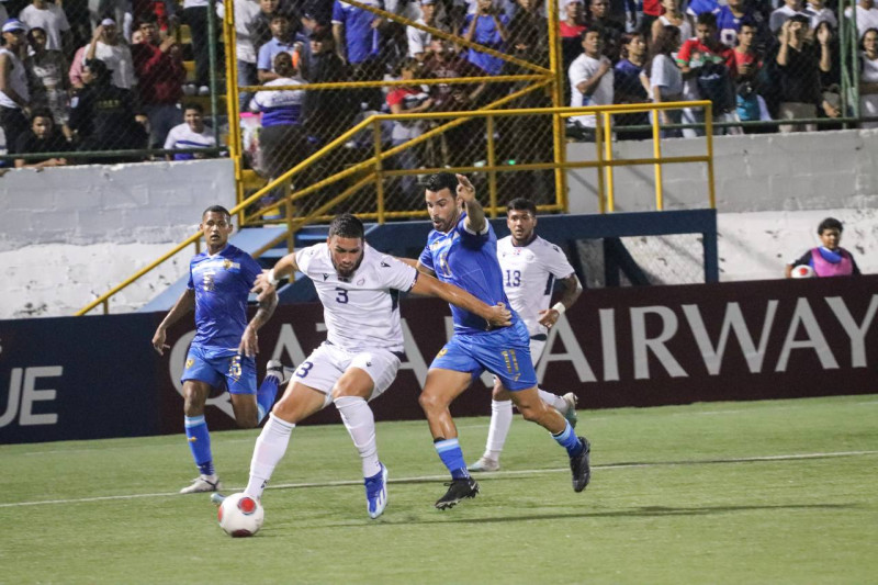 Un momento de acción en el partido entre República Dominicana y Nicaragua.
