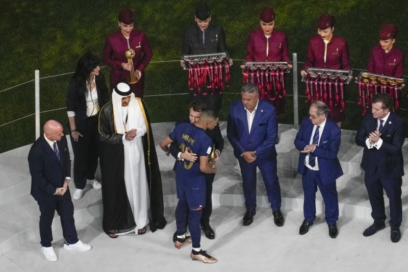 Empleados de Qatar Airways asisten durante la ceremonia de premiación tras la final de la Copa Mundial entre Argentina y Francia, el 18 de diciembre de 2023, en Lusail, Qatar.