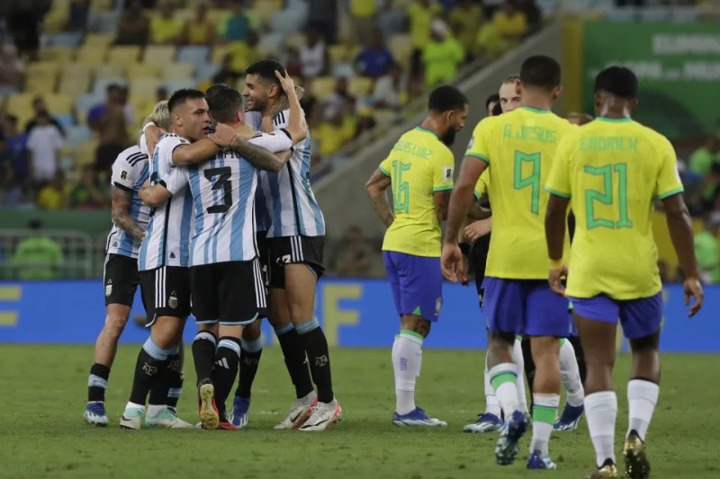 Jugadores de Argentina celebran gol frente a los de Brasil.