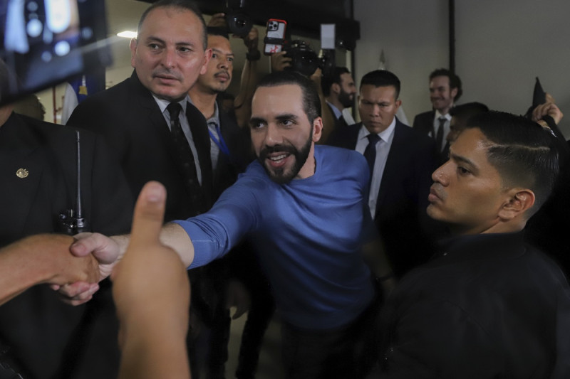 Seguidores del presidente de El Salvador, Nayib Bukele, lo saludan después de que acudiera al Tribunal Supremo Electoral a registrarse como candidato.