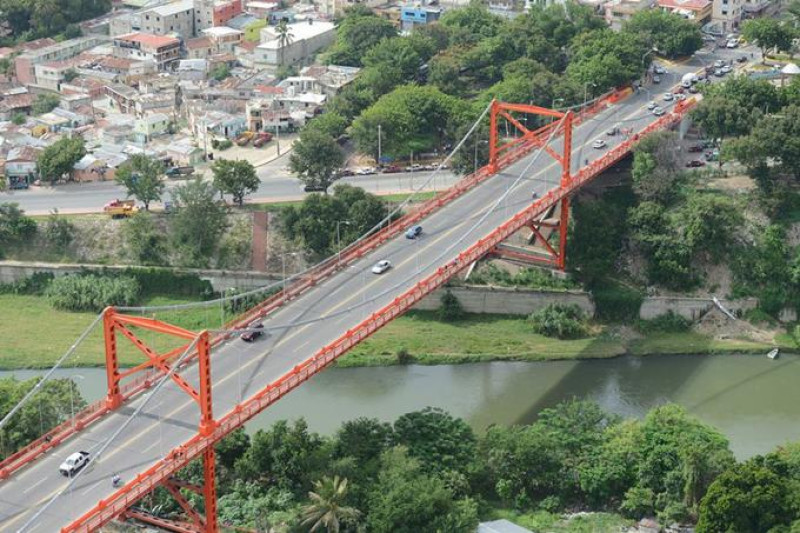 El puente Hermano Patiño  está entre las obras que ameritan ser evaluadas en Santiago.