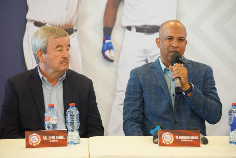 Jhon Seibel y Robinson Paredes, directores del Salón de la Fama del Béisbol Latino.