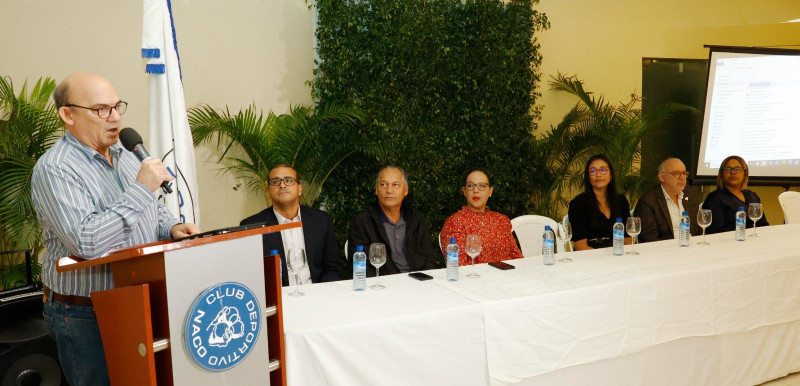 Mario Alvarez, presidente de la Junta Directiva del Club Naco, agotó un turno en la rueda de prensa de los Delfines que anunciaron su justa.