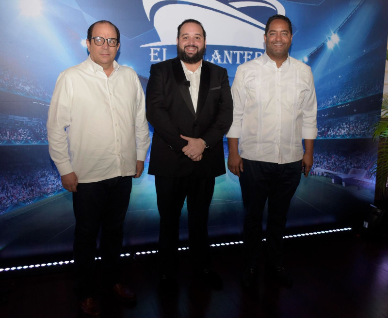 Fernando Dauhajre, en el centro, junto a los viceministros Franklin de la Mota, del Ministerio de Deportes y Benny Mets, de la Presidencia y Comisionado de Fútbol.