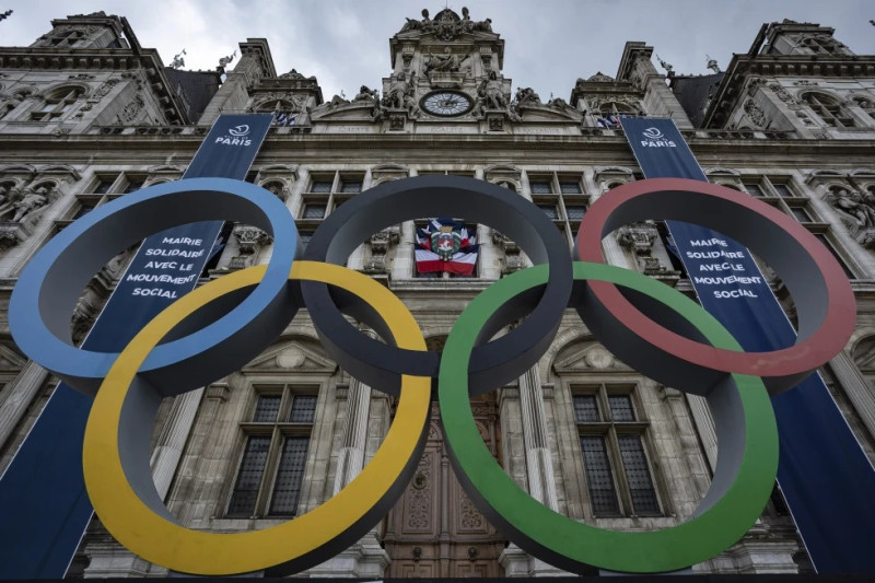 Los anillos olímpicos desplegados frente al ayuntamiento de París, el domingo 30 de abril de 2023.