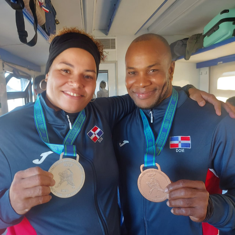 Audrey Puello y Tomás belén exhiben sus medallas de plata y bronce obtenidas en el World Series Pro de Kurash, evento celebrado con éxitos en Uzbekistan.