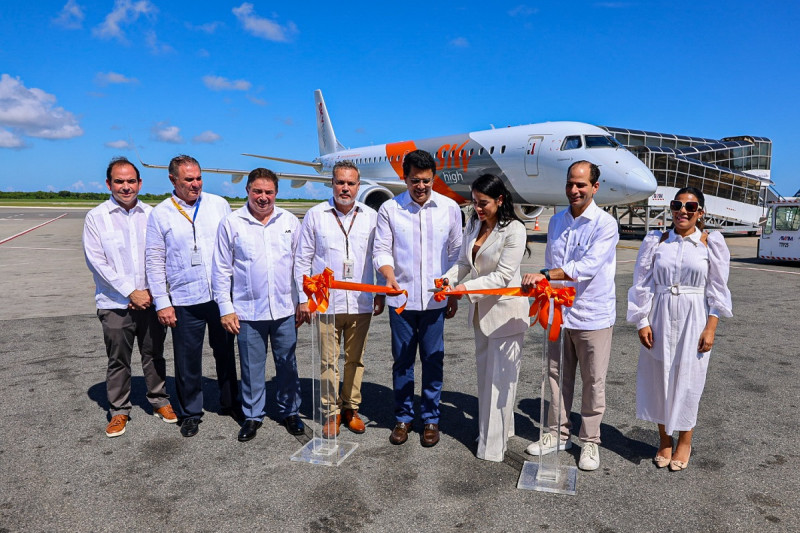 La bienvenida del vuelo inaugural contó con la presencia del Ministro de Turismo, David Collado