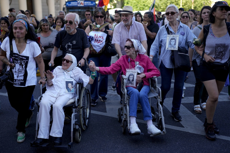 Integrantes de las Madres de la Plaza de Mayo, Nora Cortinas, a la izquierda, y Elia Espen van de la mano en la marcha semanal en la Plaza de Mayo en Buenos Aires, ayer.