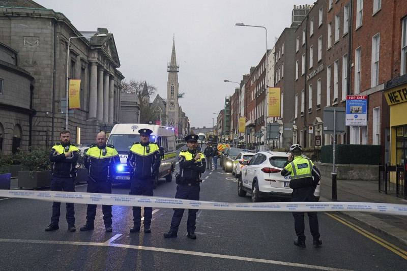 Varios policías montan guardia después de que varias personas, entre ellas tres niños, fueran apuñaladas ayer 23 de noviembre de 2023, en Dublín.