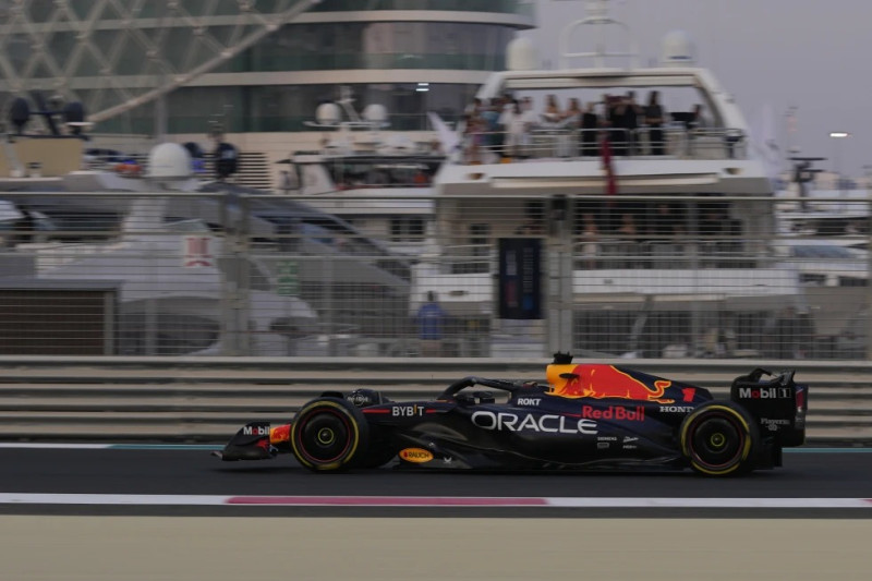 El piloto de Red Bull Max Verstappen maniobra su auto durante la segunda práctica antes del Gran Premio de Abu Dhabi.