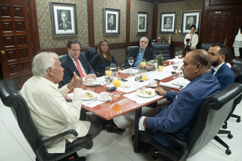 El expresidente del gobierno español, Felipe González, respondió preguntas de Miguel Franjul, director del Listín Diario, durante el Desayuno.
