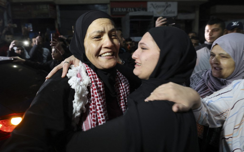 Rawda Abu Ajamieh (L) abraza a un familiar después de su liberación de una prisión israelí como parte de un acuerdo de tregua entre Israel y Hamás en el campo de refugiados de al-Duheishe en la Cisjordania ocupada de Belén, el 24 de noviembre de 2023. Después de 48 días de disparos y Tras el bombardeo que se cobró miles de vidas, los primeros rehenes liberados en virtud de un acuerdo de tregua entre Israel y Hamás fueron entregados el 24 de noviembre, dijeron ambas partes, casi siete semanas después de su captura.