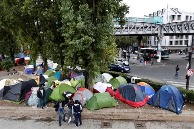 Niños duermen en la calle en Francia por falta de cama en Emergencia