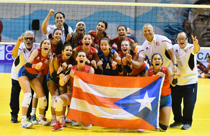 Las jugadoras y el cuerpo técnico de la selección de Puerto Rico celebran el triunfo ante sus grandes rivales dominicanas.