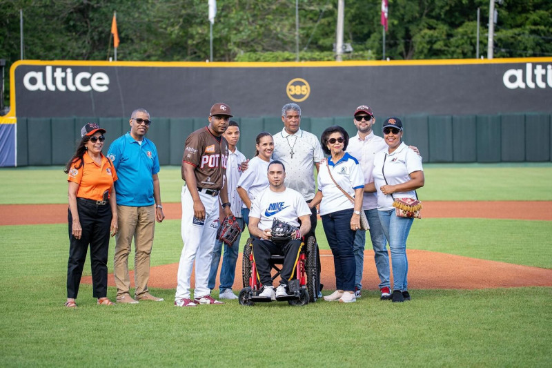 Lanzamiento de la primera bola por el joven Luis Manuel Tolentino quien estuvo acompañado de autoridades de la Asociación Dominicana de Rehabilitación.