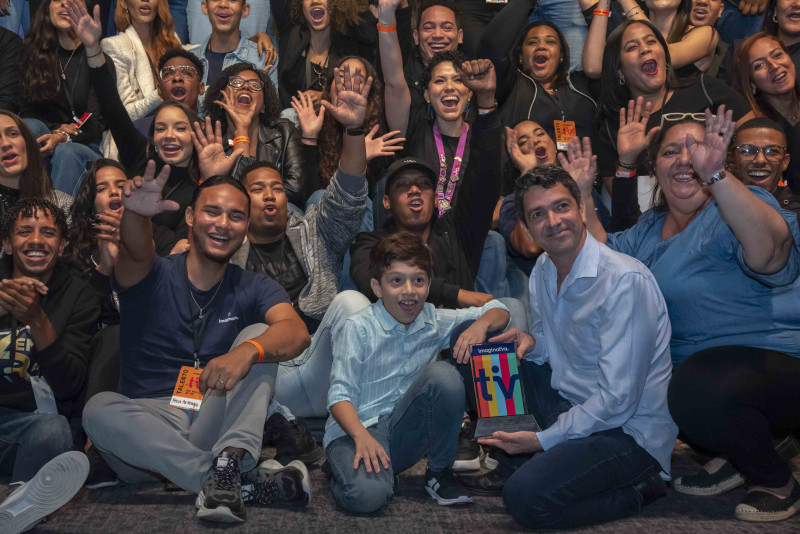 Familiares de Anita Ontiveros junto a un grupo de jóvenes de Imaginativa TV