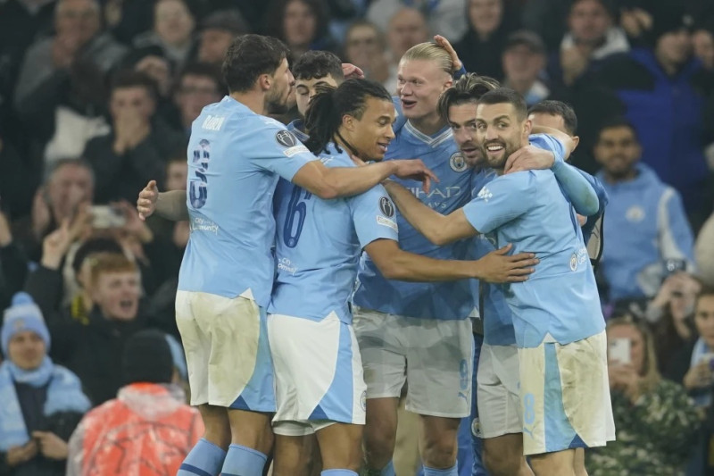 Erling Haaland del Manchester City celebra junto a sus compañeros el tercer gol durante el partido por el Grupo G de la Liga de Campeones ante Young Boys.