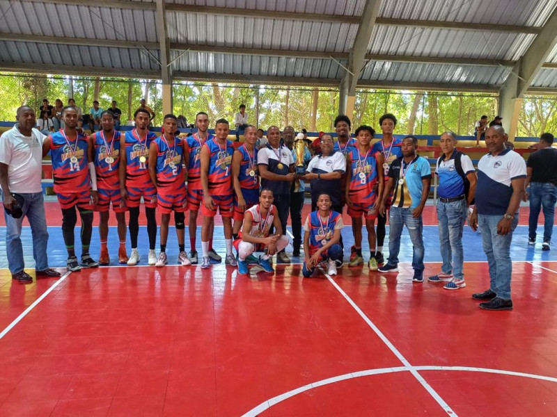 Alexis García, presidente de la Federación Dominicana de Voleibol, entrega el trofeo de campeón de la Copa Masculina del Sur a Franklin Segura, entrenador del equipo de Barahona.