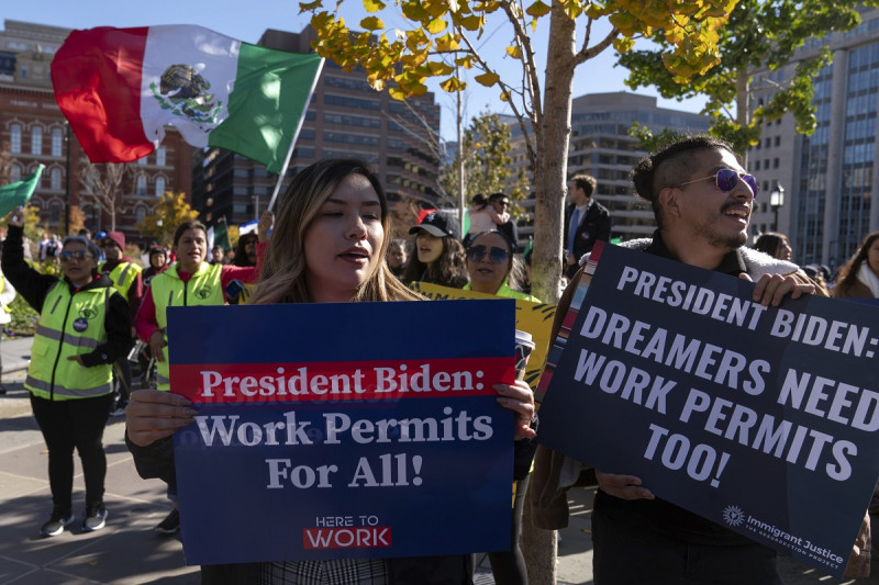Inmigrantes se manifiestan pidiendo permisos de trabajo para los programas DACA y TPS, en Franklin Park en Washington, el 14 de noviembre pasado.