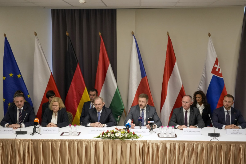 Ministros de Interior de Polonia, Alemania, Hungría, Republica Checa, Austria y Eslovaquia, durante una reunión ayer en Hugria.