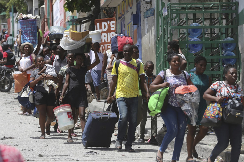Residentes abandonan sus hogares en su huida de los enfrentamientos entre pandillas armadas en el distrito Carrefour-Feuilles de Puerto Príncipe.
