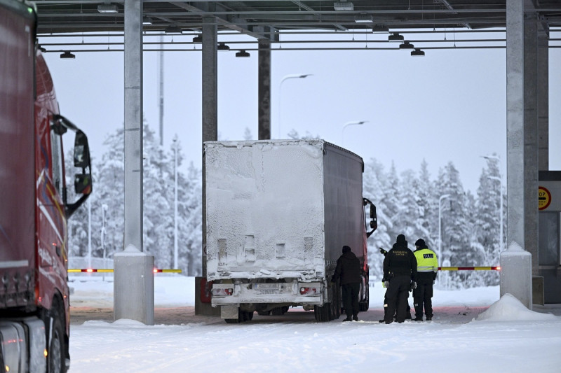 Agentes fronterizos finlandeses revisan un camión en el cruce fronterizo internacional de Raja-Jooseppi, en Inari, Finlandia, el martes 28 de noviembre de 2023.
