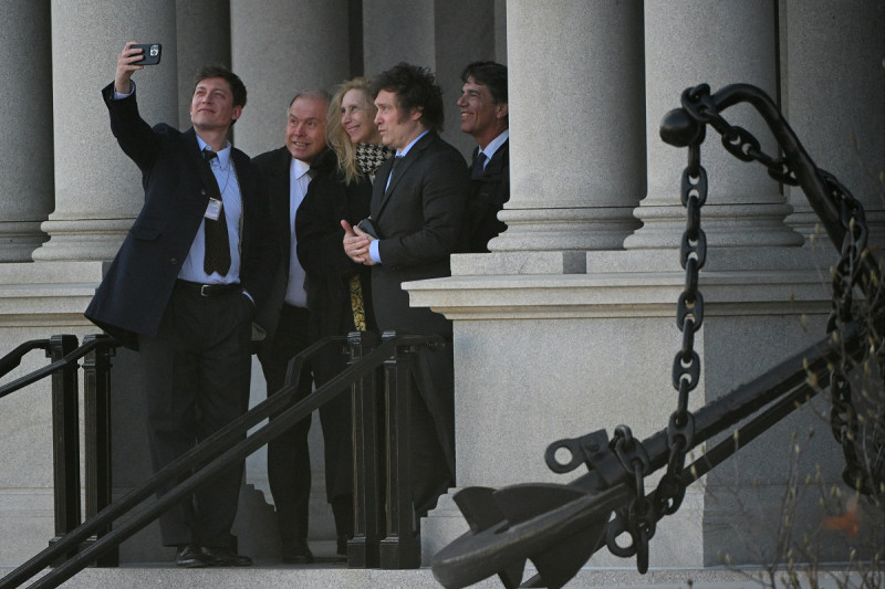 El presidente electo argentino, Javier Milei, toma una fotografía mientras sale del edificio de oficinas ejecutivas Eisenhower, junto a la Casa Blanca, en Washington, DC, ayer.
