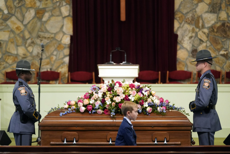 Un joven doliente pasa junto al ataúd antes del funeral de la ex primera dama Rosalynn Carter