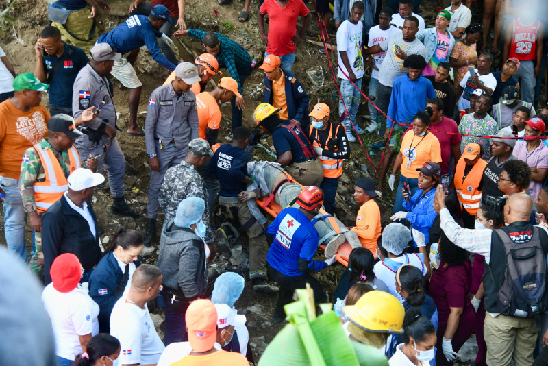 Autoridades rodean la zona y sacan un cuerpo de entre los escombros en Quita Sueño, Haina, donde la colisión entre un minibús y una patana cobró por lo menos seis vidas.