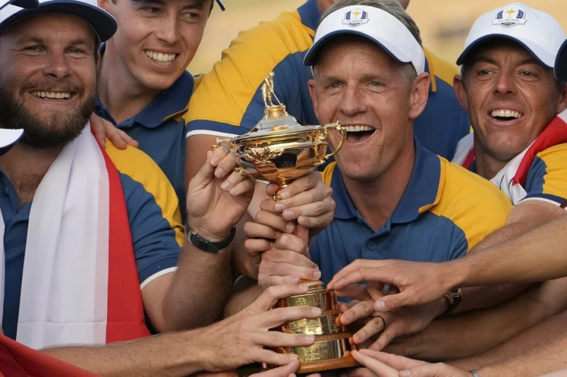 El capitán europeo Luke Donald (centro) y el resto del equipo de la Copa Rydar alzan el trofeo tras derrotar a Estados Unidos en el campo Marco Simone Golf Club.
