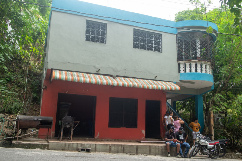 En esta vivienda de Cambita Garabito, de la provincia San Cristóbal, reside una hermana de "Kiko la Quema", sometido a una intensa búsqueda por parte de la Policía Nacional.