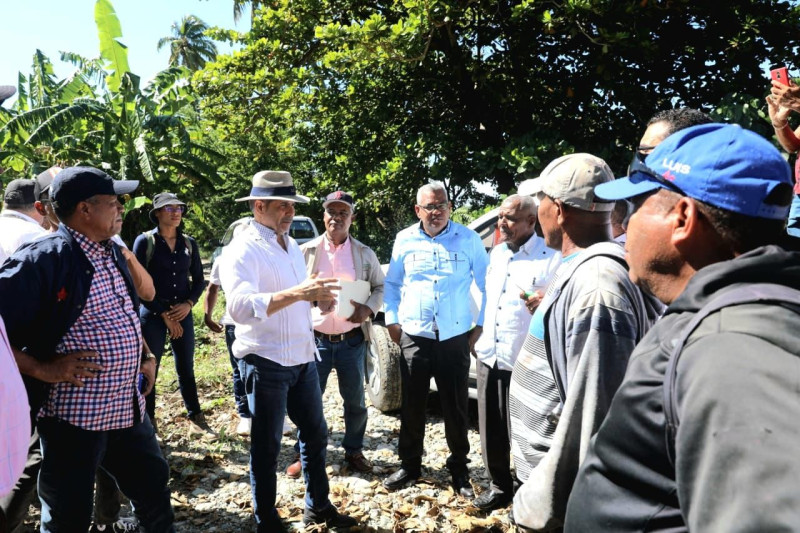 El ministro se reunió en ambas provincias con cientos de productores, de quienes escuchó de su propia voz sus necesidades, para tomar las medidas.