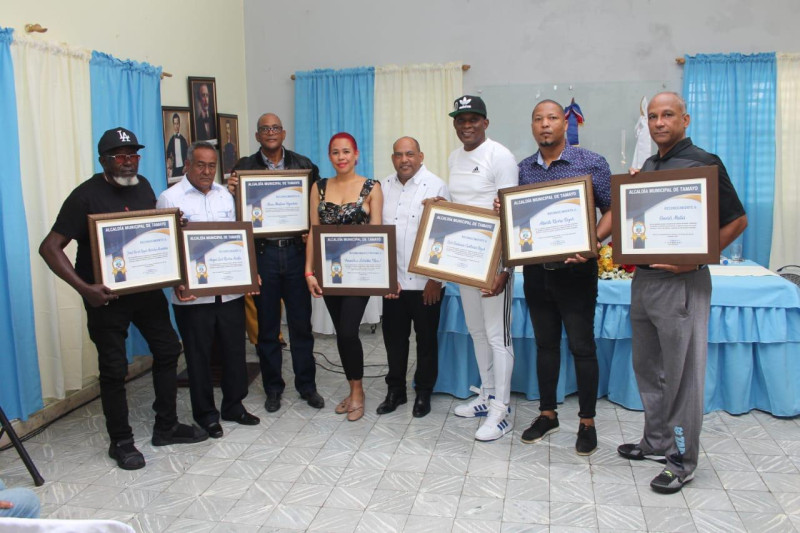 Grupo de deportistas que fue reconocido por la Alcaldía de Tamayo.