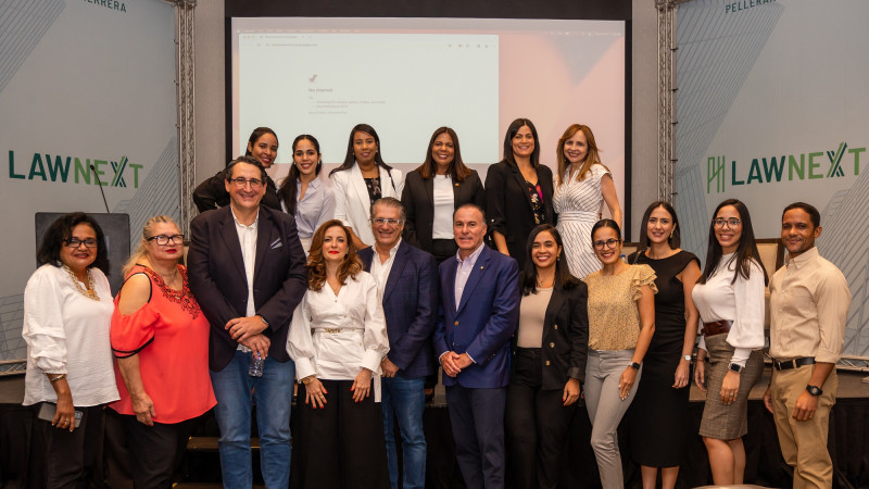 Los conferencistas y parte de los invitados al conversatorio.