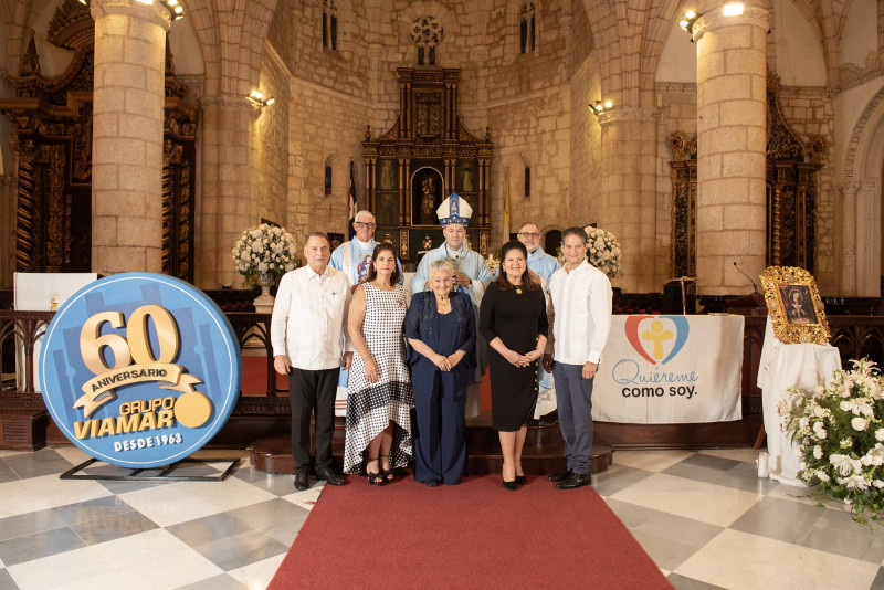 La familia Villanueva Sued junto a Monseñor Raúl Bersoza y concelebrantes en la misa de conmemoracion del 60 aniversario de Grupo Viamar.