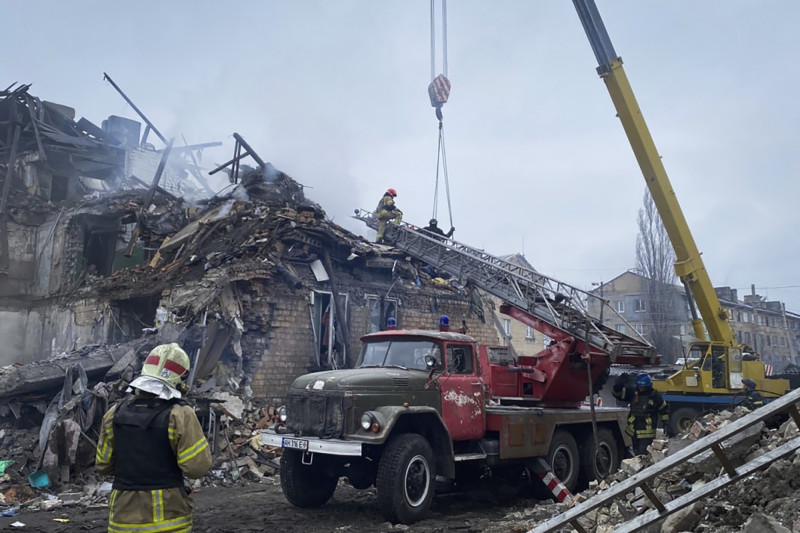 Rescatistas trabajan en el lugar donde proyectiles dañaron un edificio en Novogrodivka, Ucrania, el jueves 30 de noviembre de 2023.