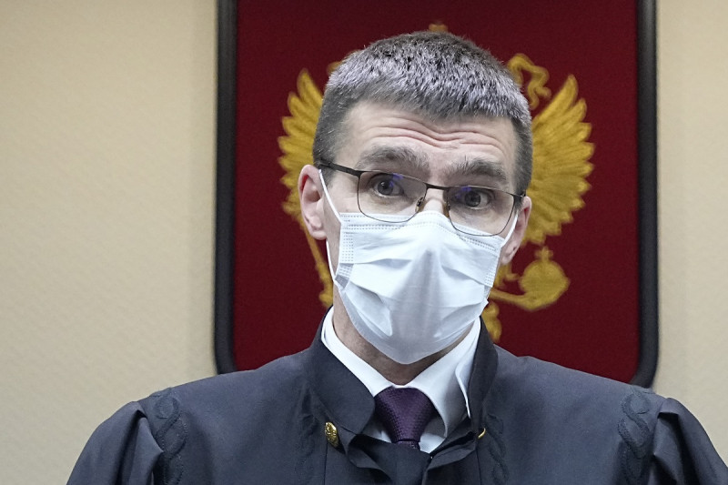 El juez de la Corte Suorema rusa Oleg Nefedov preside una audiencia en la Corte Suprema en Moscú, jueves 30 de noviembre de 2023.