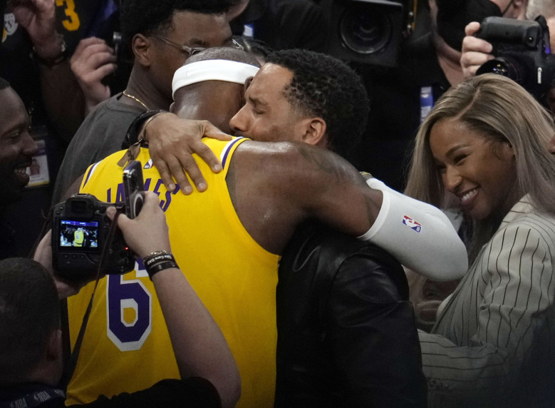LeBron James celebra con su amigo Maverick Carter después de anotar para superar a Kareem Abdul-Jabbar y convertirse en el máximo anotador de la NBA de todos los tiempos