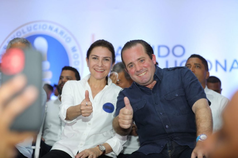 Carolina Mejía, candidata a la reelección en el Distrito Nacional, junto a José Ignacio Paliza, presidente del PRM.