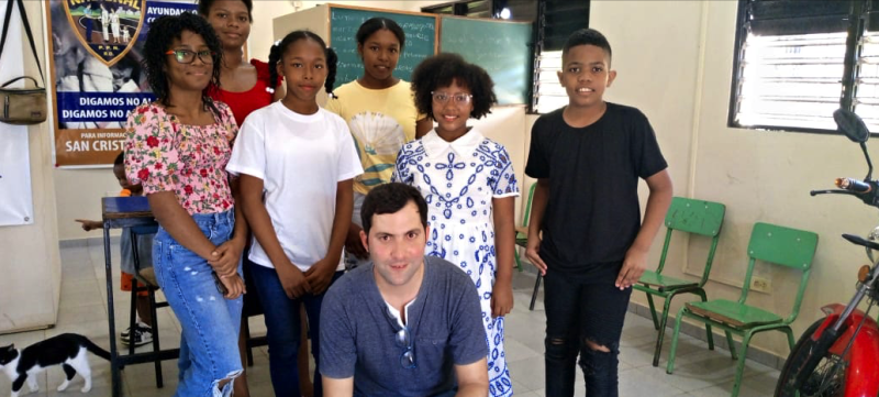 El autor junto a un grupo de niños de la comunidad “Moscú”, de San Cristóbal